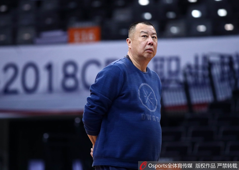 训练结束后球员加练拉伸，汗水折射出拼搏的光芒