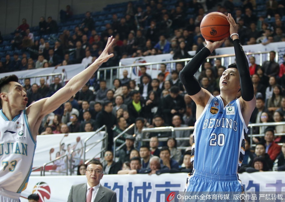 福建队主教练范斌在场边神情专注，正对着即将上场的李江淮面授机宜