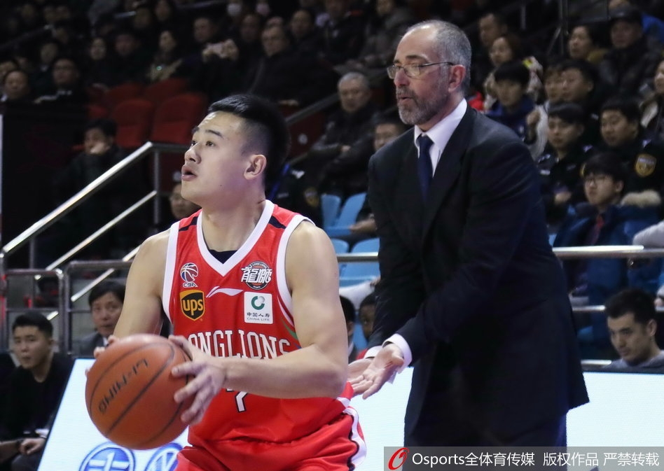 进球后的柴长易难掩心中激动,挥拳怒吼,与他身旁的崔晋铭激情碰撞,这一刻所有连败的压力都随着这场胜利烟消云散。