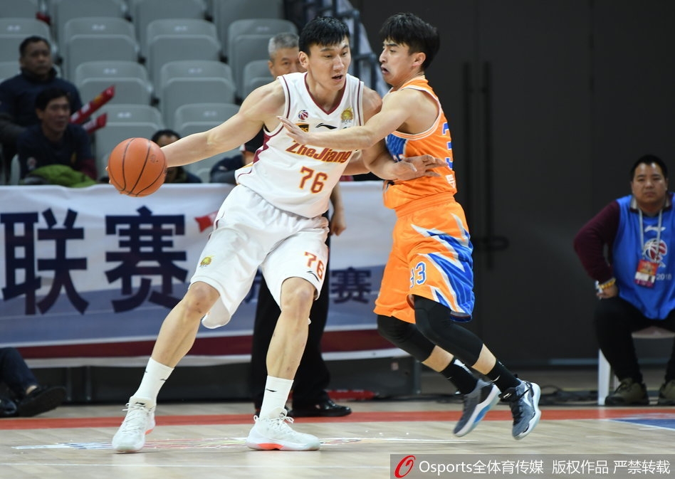 弗雷戴特在三人包夹下强行出手，皮球划过一道完美的弧线空心入网，只留下防守者无奈地仰望比分牌。