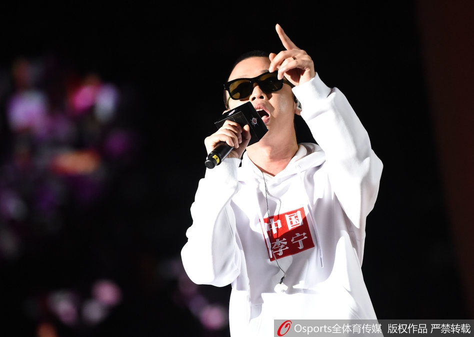 人气偶像李易峰现身看台,露出阳光帅气的笑容,他不仅是全明星赛的颜值担当,更是丁彦雨航的忠实粉丝,跨界联动让篮球之夜星光熠熠。