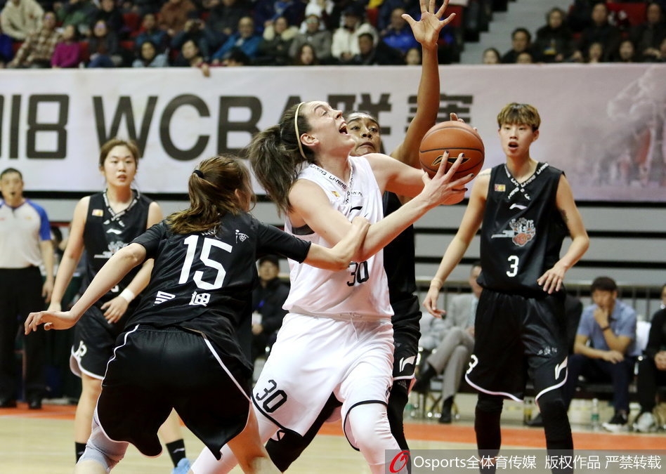 终场哨响，上海女篮的球员们在中圈围成一圈，击掌相庆这场年终收官战的重要胜利，脸上洋溢着自信的笑容