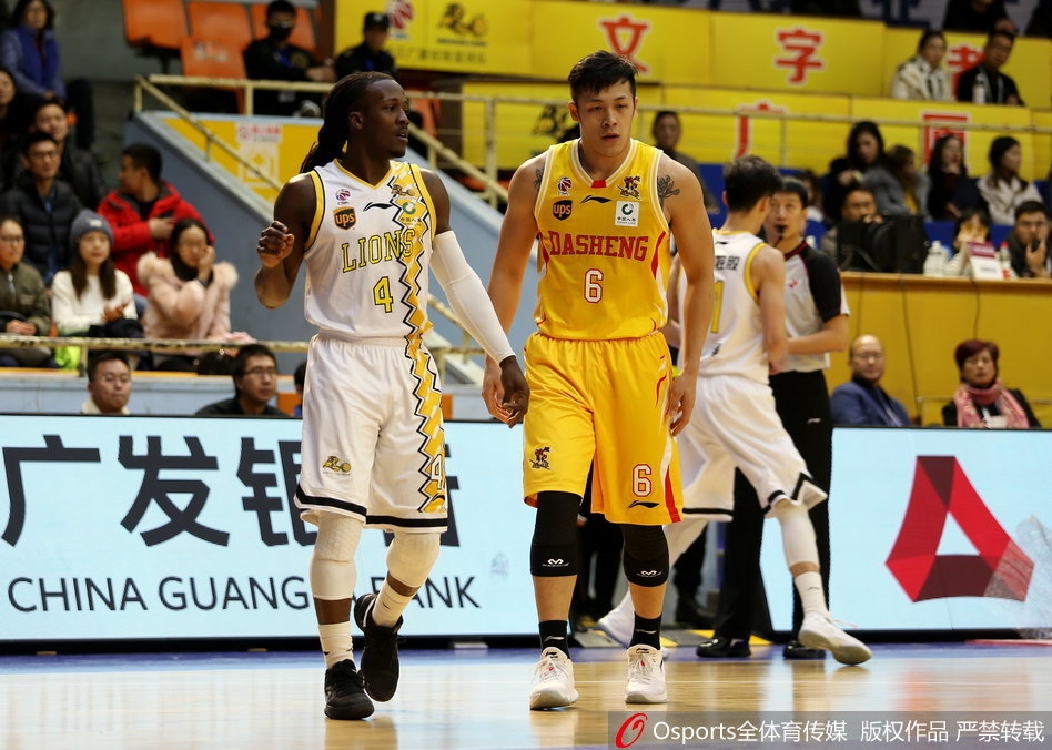 孙铭徽持球快速突破，他面对防守毫无惧色，眼中满是篮筐，下一秒他便要用速度和爆发力撕开对手的最后一道屏障。