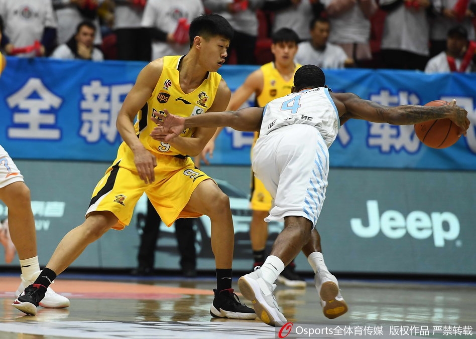 新疆队小外援亚当斯在重重包围之下,如孤胆英雄一般强行出手投篮,眼神中透着必胜的杀气与坚定。