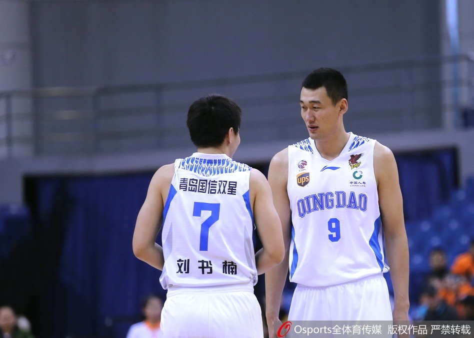 面对身高臂长的亚洲第一中锋哈达迪的封盖,青岛队外援吉布森毫无惧色,他高高跃起,用一记极其舒展的跳投将球送入篮筐。