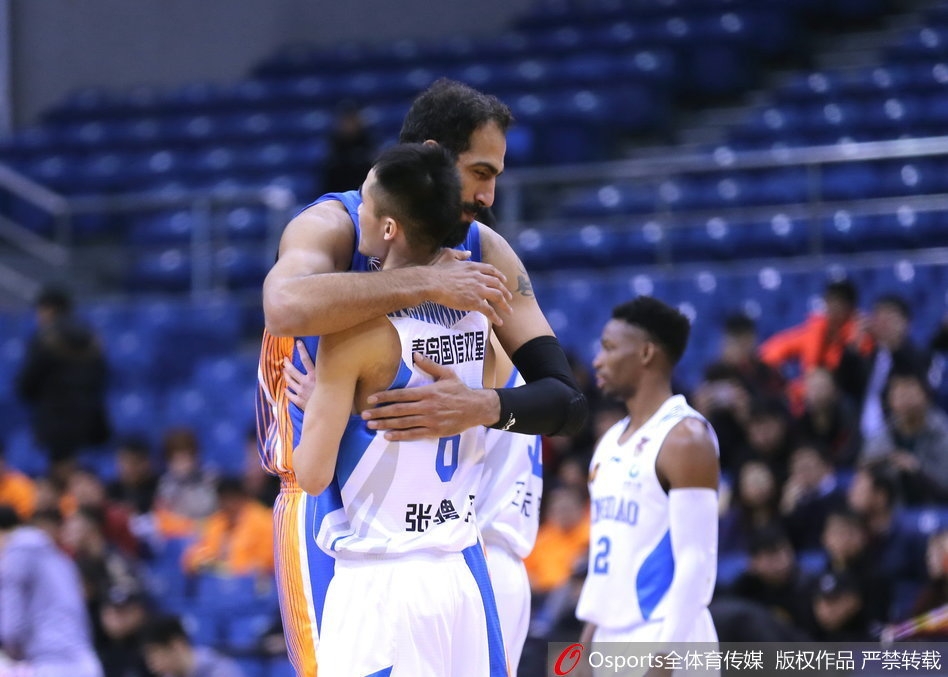 吉布森在三分线外两步远的距离突然干拔跳投,皮球在空中划出一道彩虹般的弧线,应声入网,只留下四川队防守球员无奈的背影。