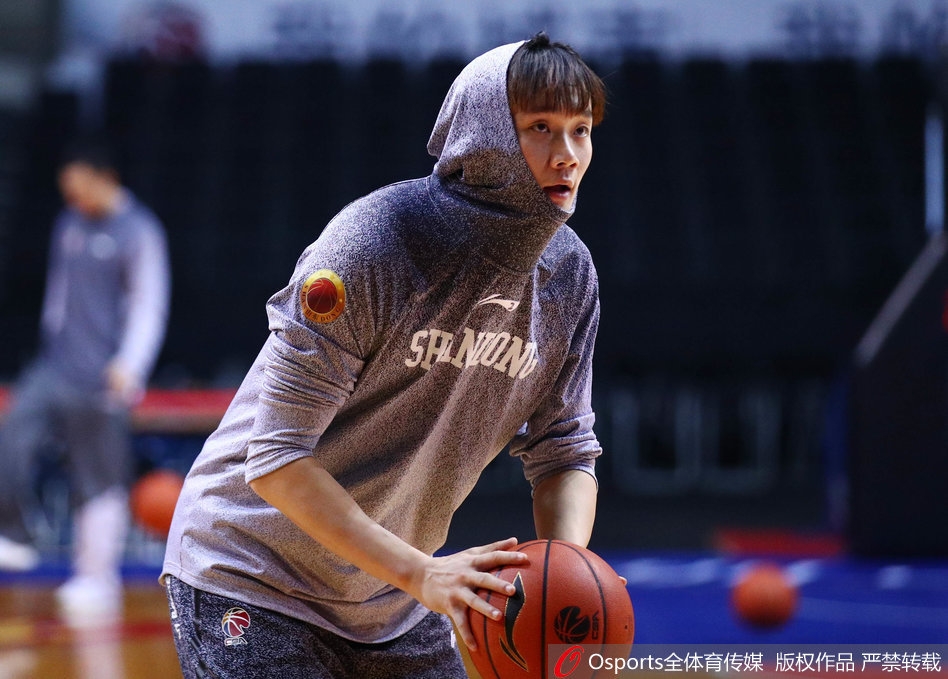 丁彦雨航身着连帽衫在训练场上专注运球，眼神犀利，仿佛已经瞄准了下一个对手的防线。