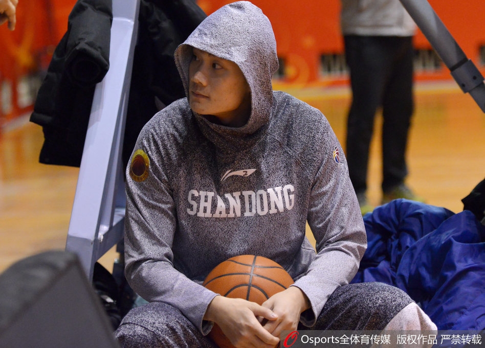 就连平时在场上以严肃著称的教练组成员，也被小丁这股'人来疯'的劲头给逗笑了，叉着腰站在一旁看着这群大男孩在紧张备战中难得的放松时刻，场面温馨又有趣。