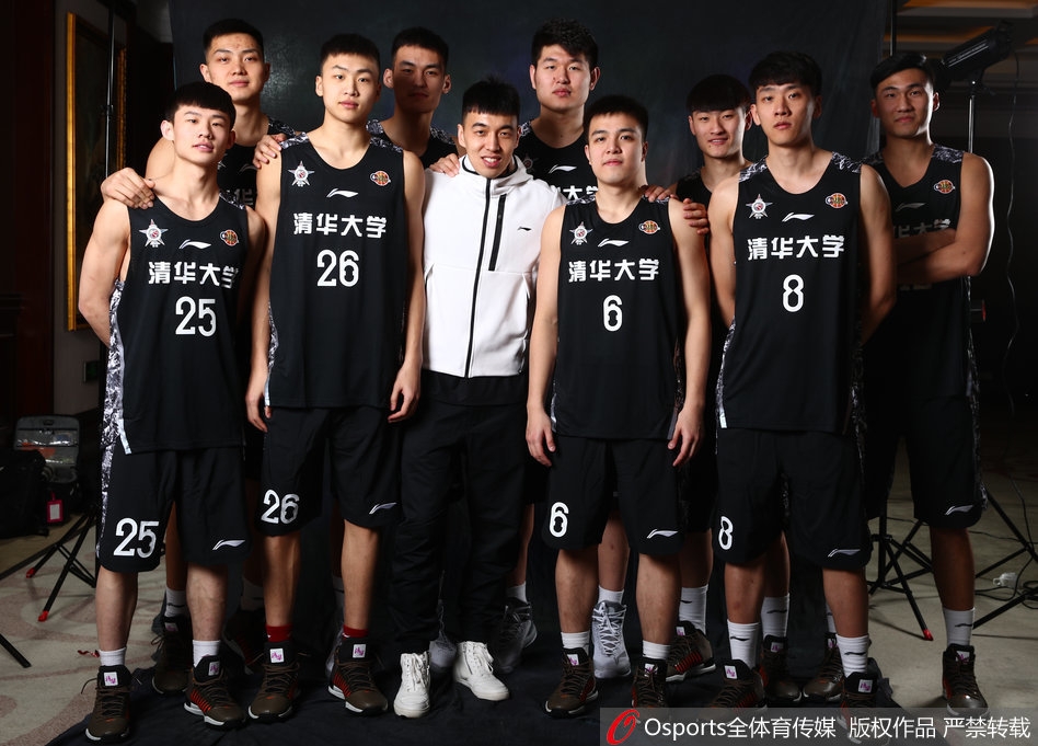 在赛场边站立调整的球员群像，有人手叉腰带气喘吁吁，有人低声交流战术，湿透的球衣贴在身上，像极了青春拼搏后留下的勋章。