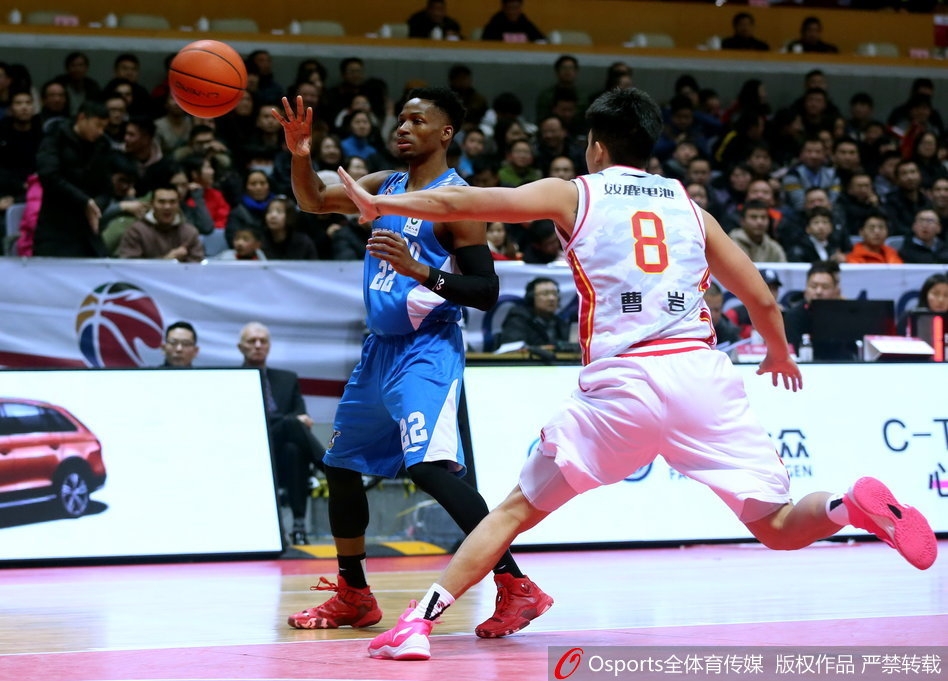 青岛队大外援梅斯在进攻端势不可挡,他顶开八一队的防守球员,单手劈扣,展现出惊人的爆发力。