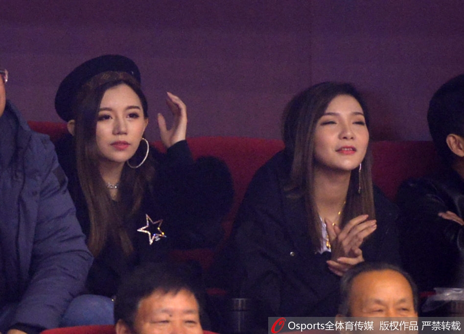 丁彦雨航女友举起手机,记录下球场内的某个瞬间。或许是想拍下爱人罚球时的英姿,又或许是想留住这片红色海洋的喧嚣。闪光灯在她脸上映出微光,也映照出对这场胜利的殷切期盼。