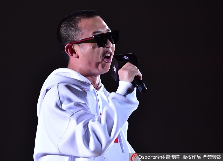 南方明星队球员赵睿在高速突破中伺机传球，他的眼神专注，灵活地穿过北方队郭艾伦与翟晓川的防守缝隙。