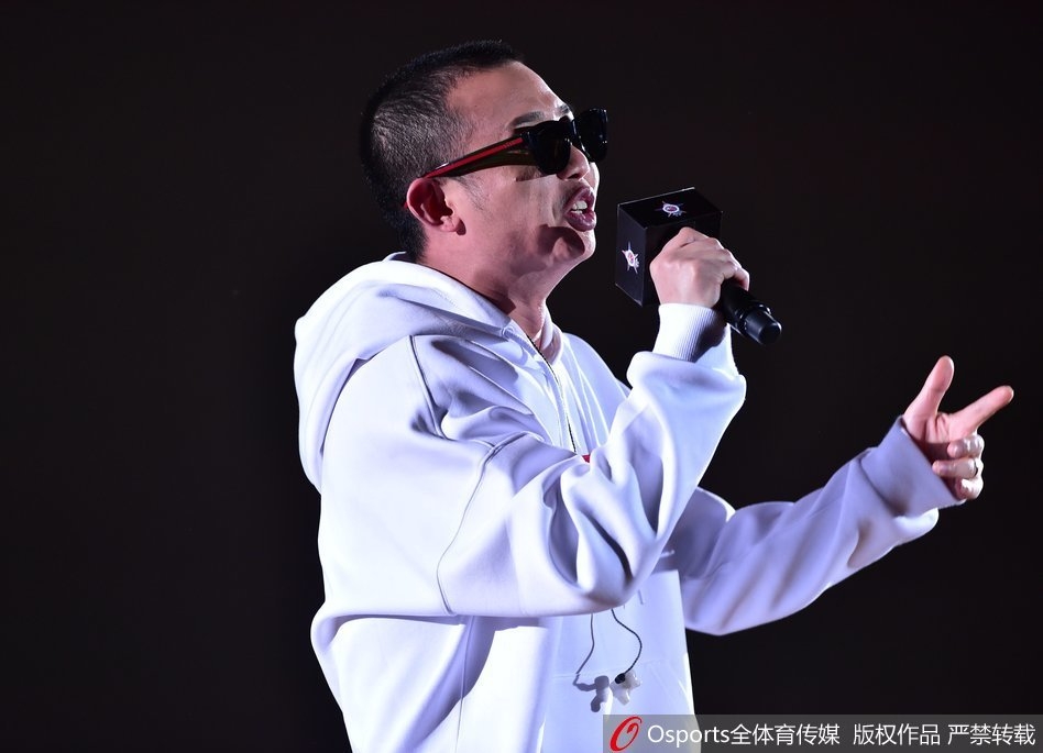 深圳大运中心体育馆内座无虚席，五颜六色的球迷看台与场地中央激烈的比赛交相辉映，构成一幅完美的篮球狂欢画卷。