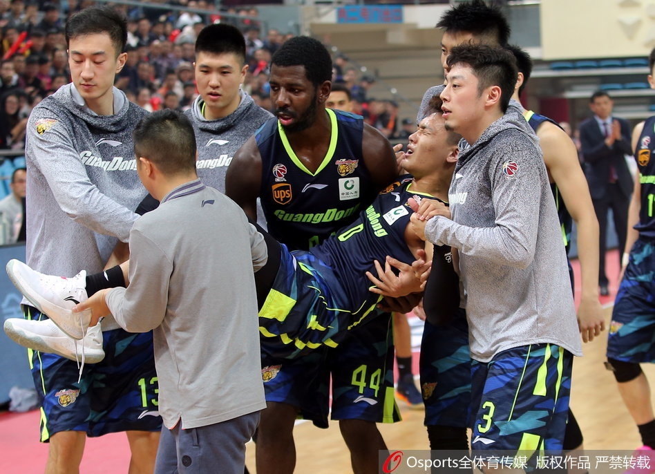 赵睿持球加速突破,如利刃般撕开青岛队防线,但随后不久他便因伤遗憾离场