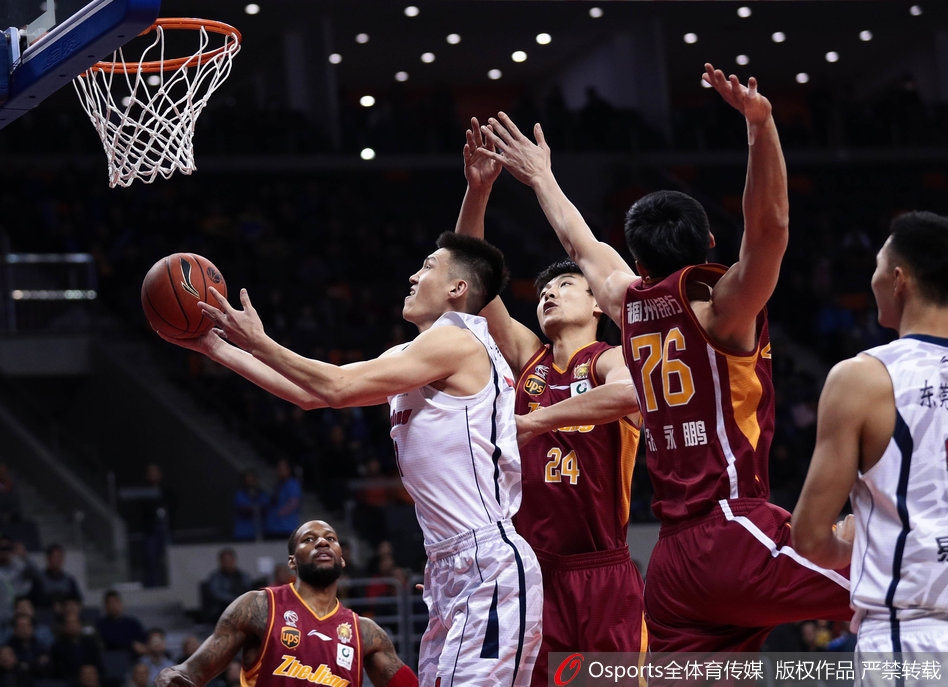 尼克尔森高举双臂激情庆祝，眼神中满是杀气，这一晚他砍下了生涯新高的45分。