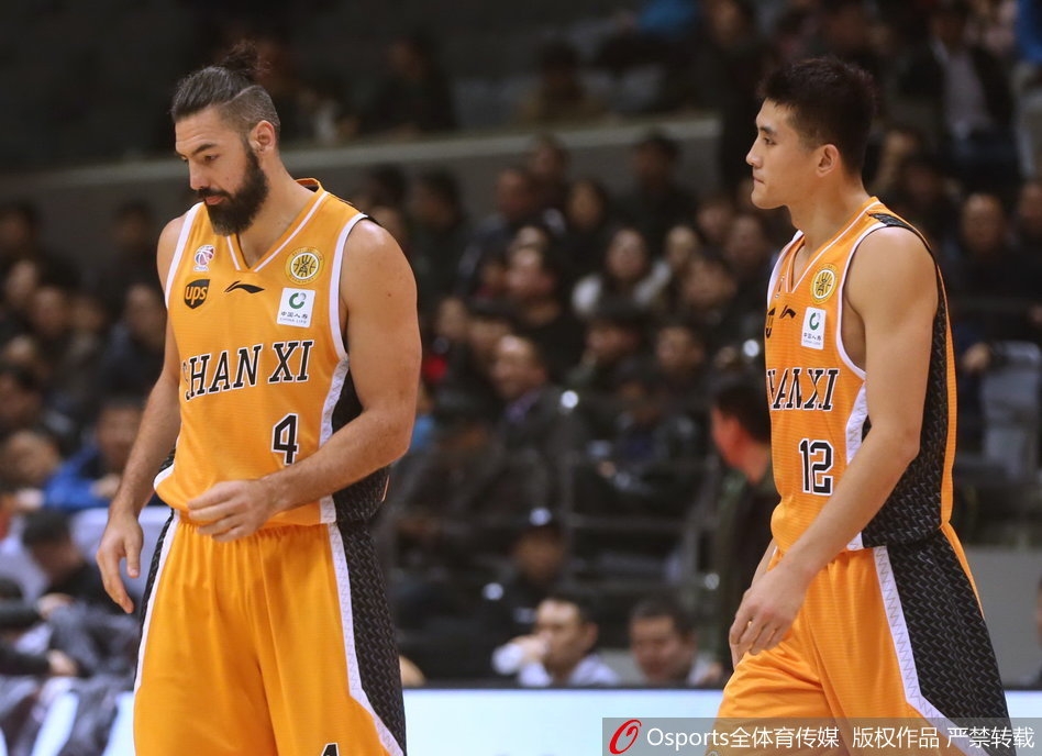 比赛终场哨响，记分牌数字定格，球场灯光映照下球员们虽疲惫却依然坚毅的身影。