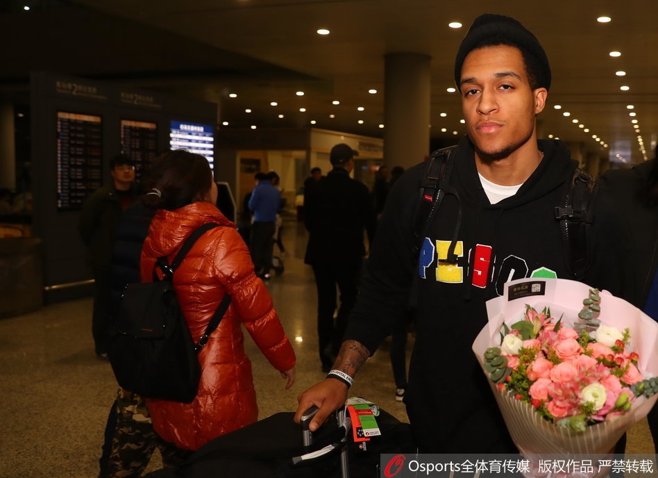 身穿便装的贾巴里·布朗抵达机场，他面带微笑推着行李，眼神中透露出对新旅程的期待与一丝旅途的疲惫。