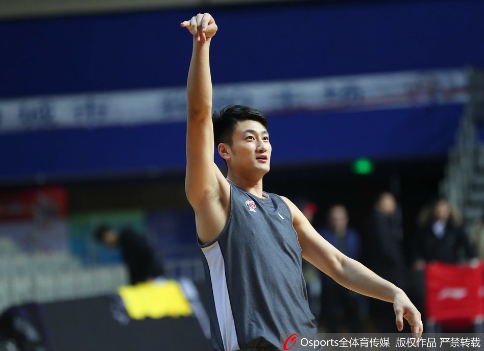 队长在训练中面目凝重，他拍着手掌召集队友们围拢过来，在篮架下进行着最后的思想统一，这一刻，团队的凝聚力比任何战术都更加重要。