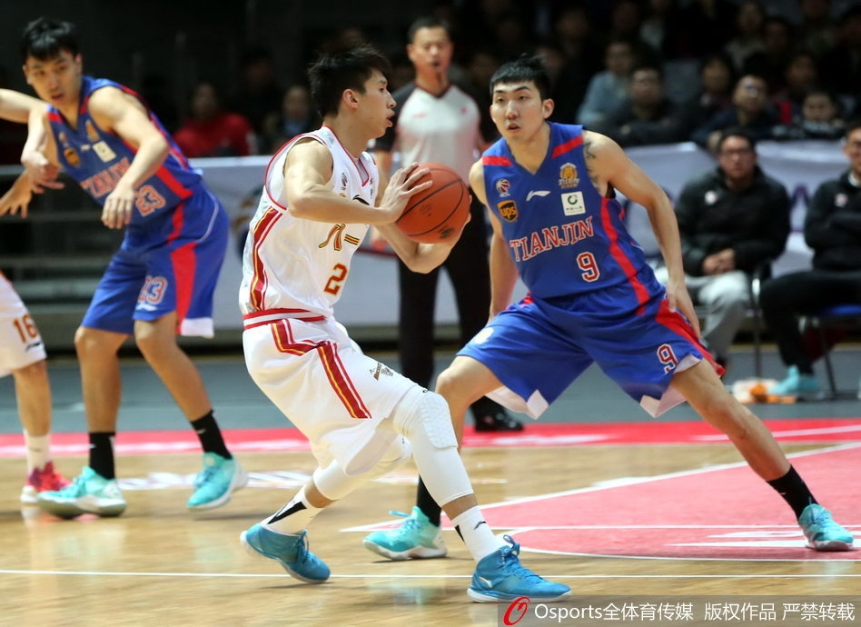 赛后，八一队全体球员聚集在场地中央，肩搭着肩围成一个圈，共同庆祝这场来之不易的胜利，年轻的面孔上写满了骄傲