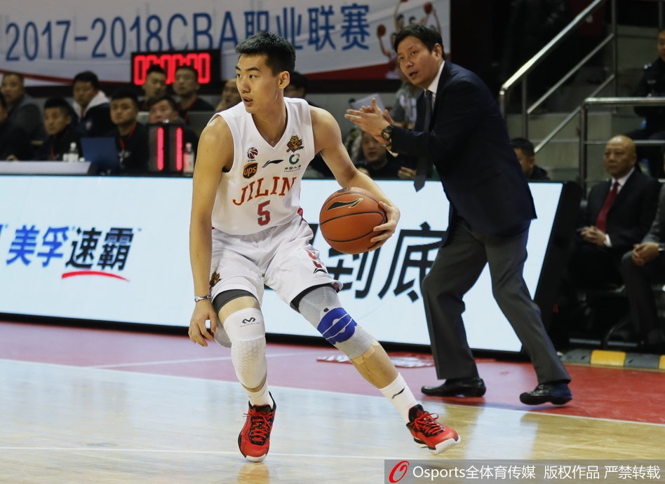 高诗岩高高跃起，在空中完成一次关键的抢断，他张开的双臂如同东北虎的利爪，紧紧将球权掌控在自己手中。