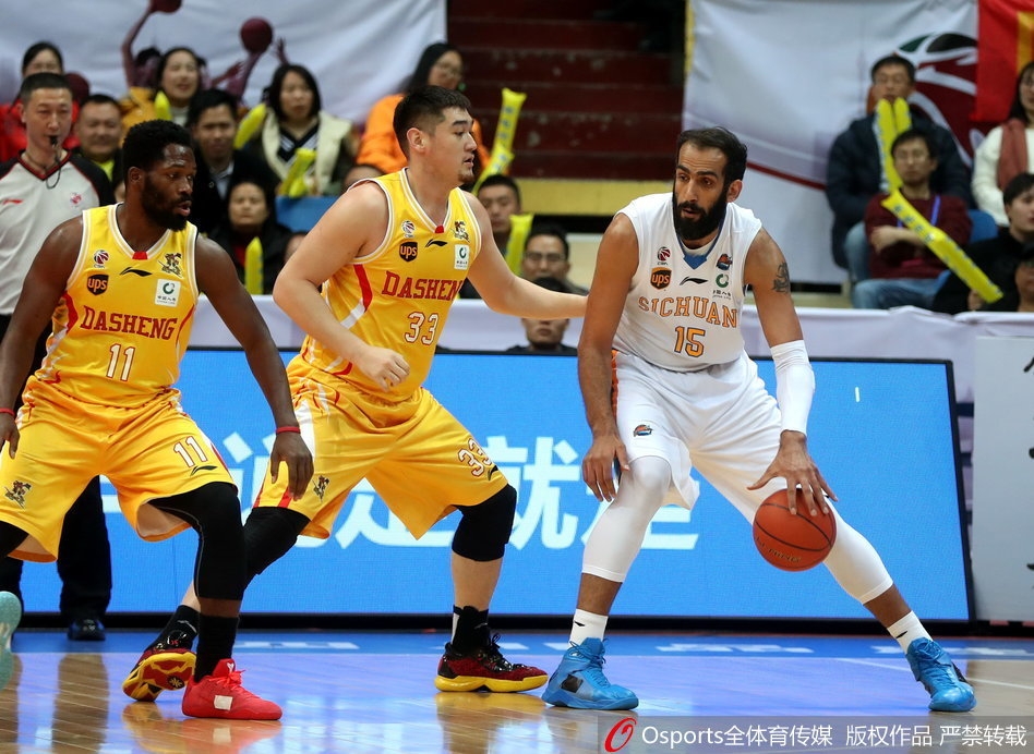 四川队领袖哈达迪在篮下遭遇三人包夹，他咬紧牙关奋力跃起试图摘下篮板，高大的身躯在肌肉丛林中显得格外孤独，眼神中流露出一丝不甘与疲惫，全场27分18篮板的数据也化为了泡影。