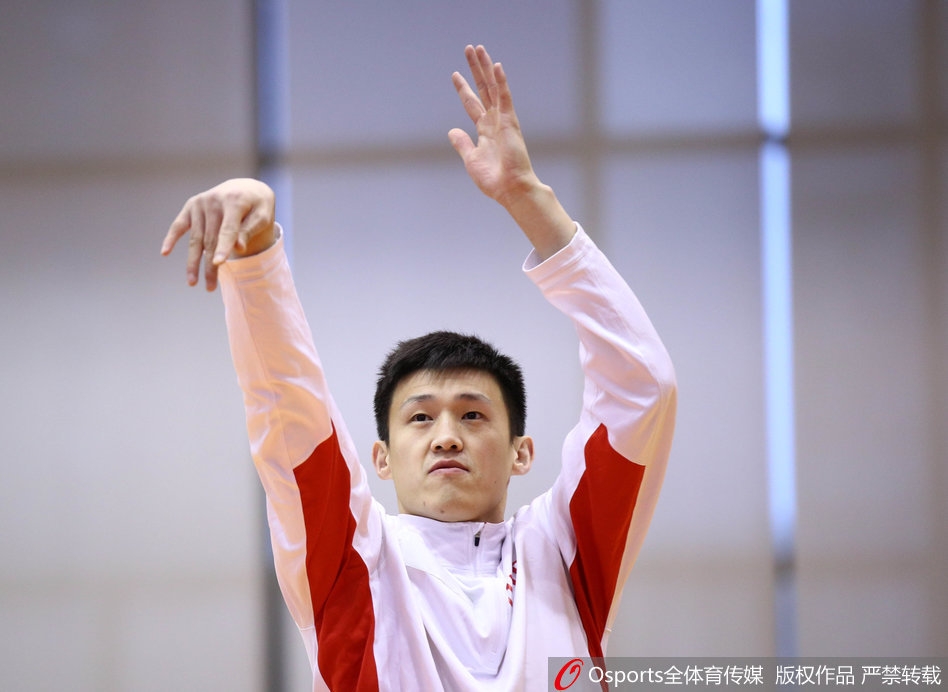 笑容灿烂的肿瘤男孩轩轩来到广东宏远训练馆,他身穿运动外套,眼中满是对篮球的渴望与热爱。