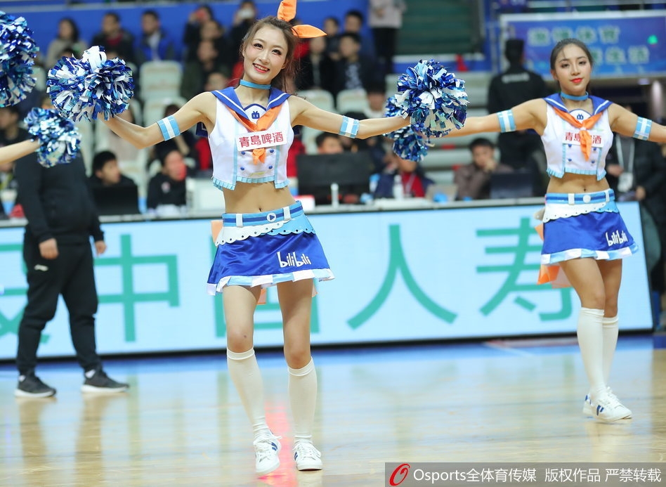 伴随着劲爆的音乐节奏，篮球宝贝们在球场中央尽情舞动，她们整齐划一的动作和自信的笑容，瞬间点燃了全场球迷的热情。