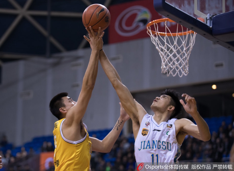 广厦队胡金秋在江苏队两人夹击的缝隙中,用一记柔和的手感完成抛投,眼神专注于篮筐,展现了“中国字母哥”的灵动与天赋。
