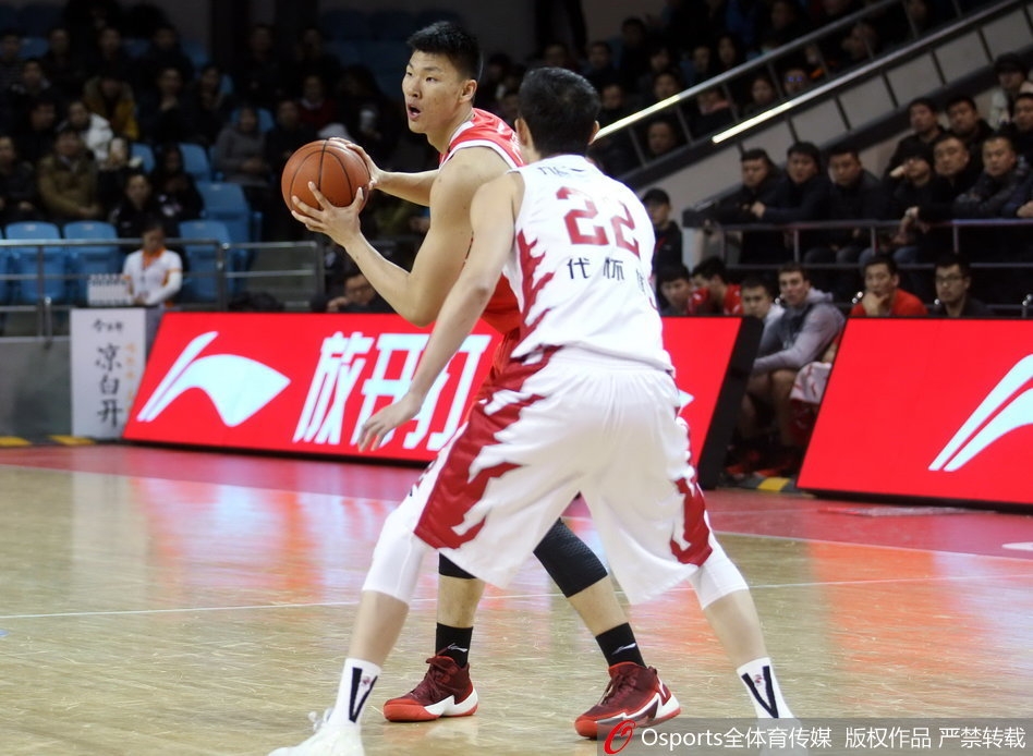 面对广州队的重重围堵,韦弗如“蝙蝠侠”般展翅高飞,用一次次不讲理的得分撕裂对手防线,将球队从失利的悬崖边拉了回来。