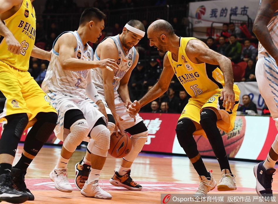 加时赛中,西热力江张手命中关键三分后握拳怒吼,红山体育馆的地板似乎都因他的激情而震颤。