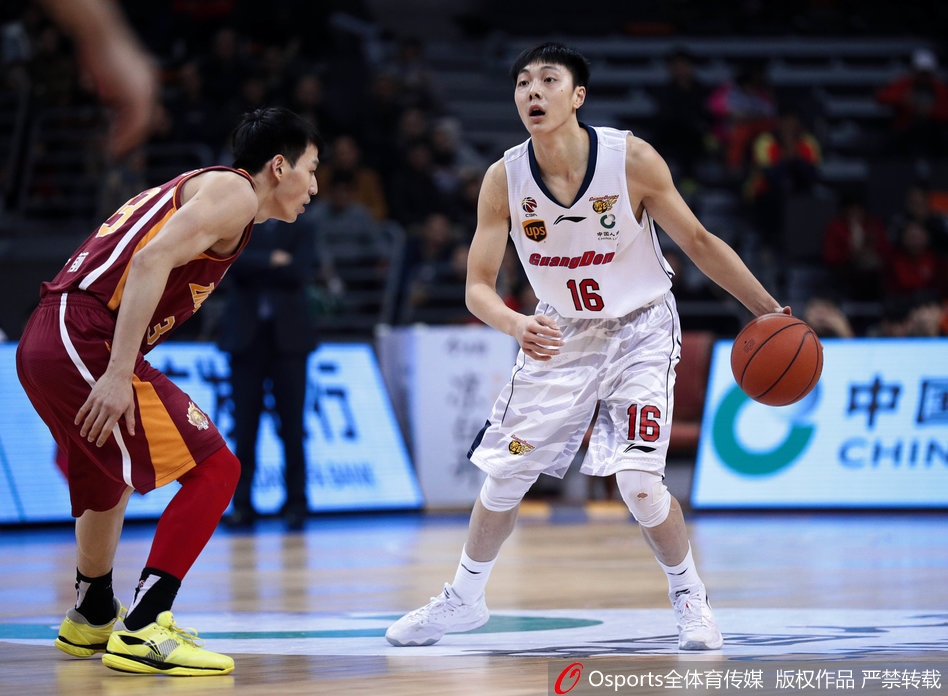 易建联在张大宇头上完成单臂劈扣，篮筐仿佛都在震颤，全场瞬间被点燃。