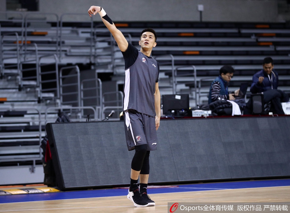 郭艾伦在训练中眼神专注,举手投足间透露出核心后卫的自信与霸气。