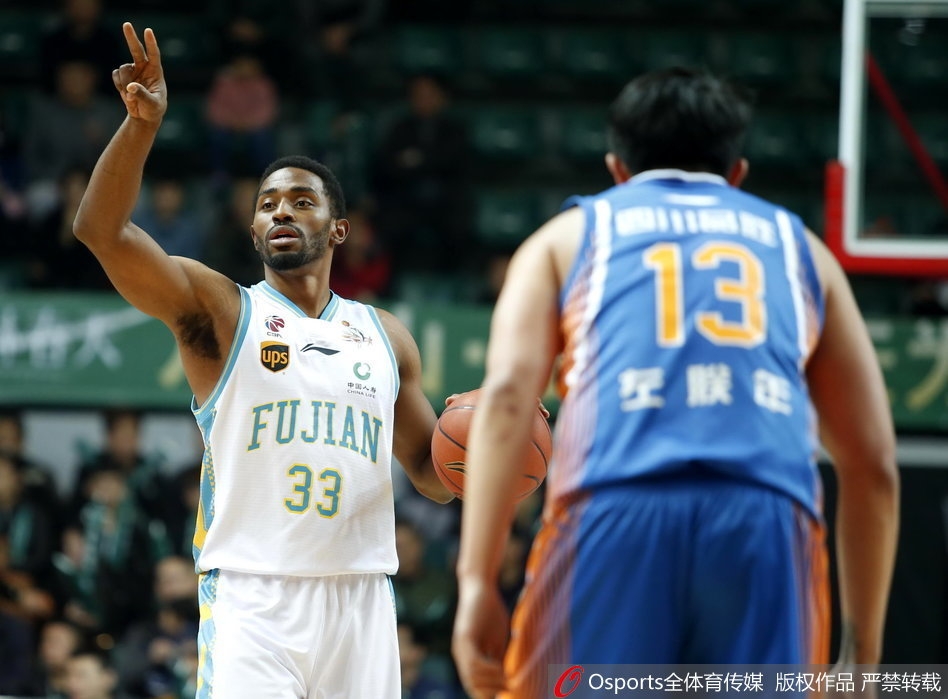 四川队支柱哈达迪在福建队禁区高高跃起,如同一座不可逾越的高山,以一记势大力沉的单手劈扣终结进攻,展现着篮下的绝对统治力。