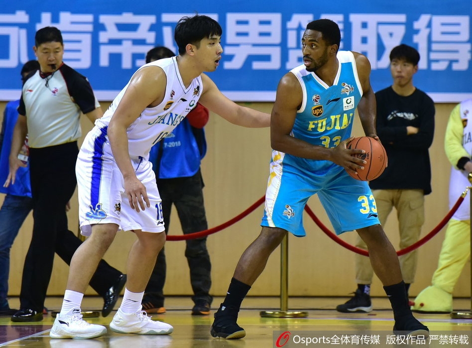 江苏队老将易立与队友在暂停时激情击掌，他们之间的信任和默契是球队能够顶住反扑、拿下胜利的重要保障。