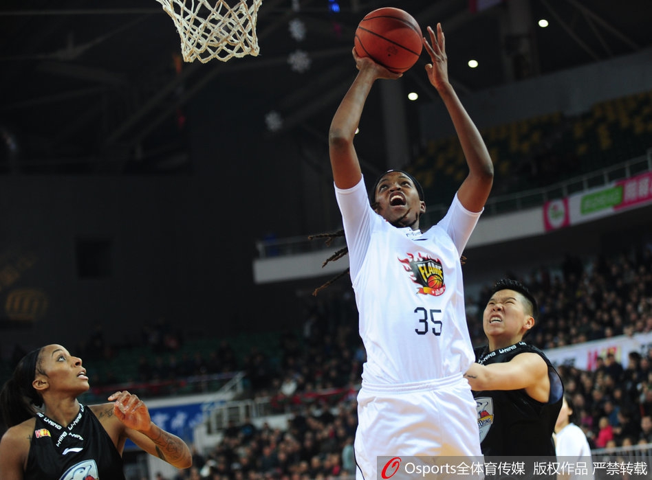 广东队李月汝篮下强打，利用身体优势顶开防守，柔和的手感让篮球空心入网，展现年轻国手的潜力。