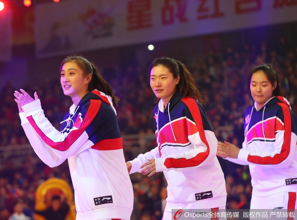 赛后,南区与北区的全明星队员们簇拥在一起,留下了一张星光熠熠的大合影。姑娘们笑容灿烂,颜值与实力并存,定格了本届全明星赛最美好的瞬间。