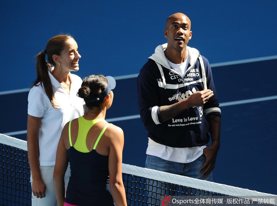 马布里身穿蓝色长袍站在相声舞台上，虽然语言不通，但那份融入中国文化的喜悦溢于言表。