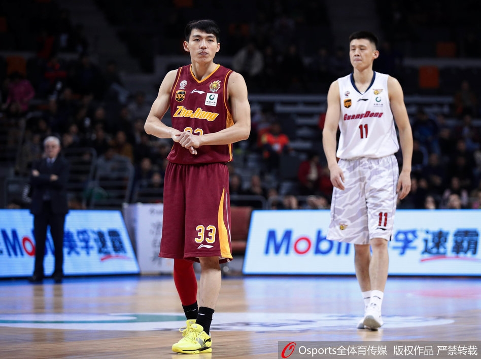 周鹏底角三分出手，皮球划过一道彩虹弧线空心入网，这记关键球几乎杀死了比赛。