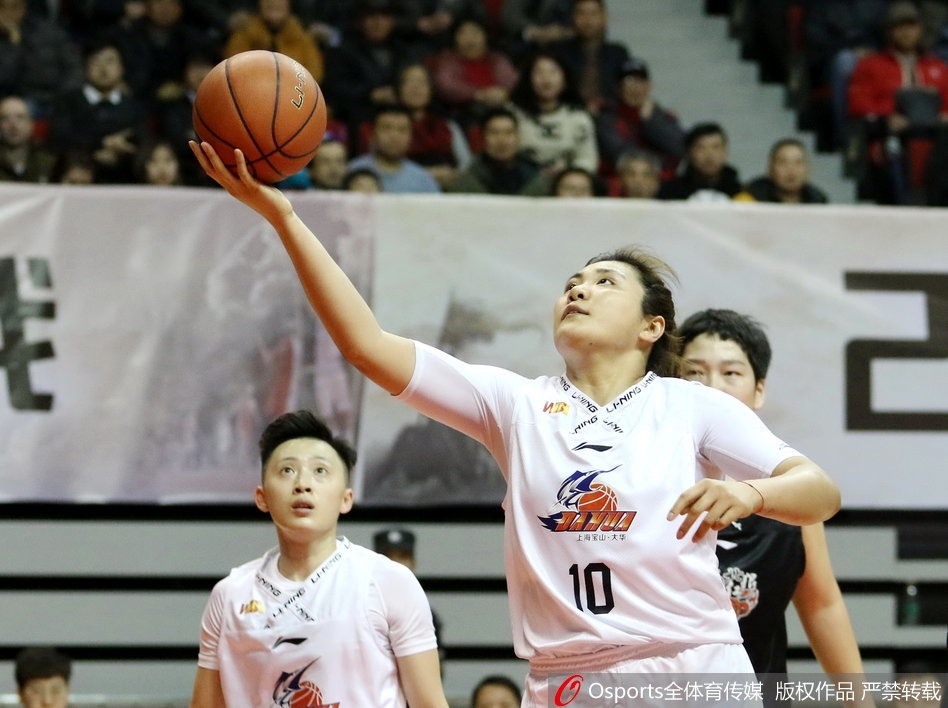 上海女篮球员在主场观众的助威声中，如潮水般发动快攻，瞬间撕破陕西队的防线