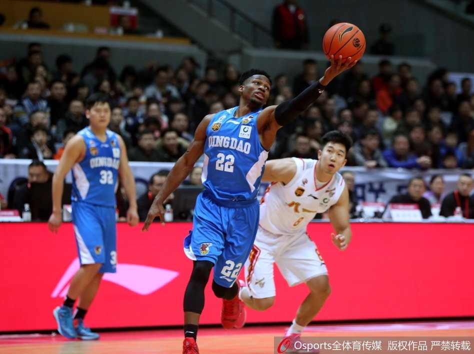 青岛队外援吉布森面对八一队的严防死守,用眼花缭乱的运球寻找节奏,随后干拔而起,三分球应声入网。