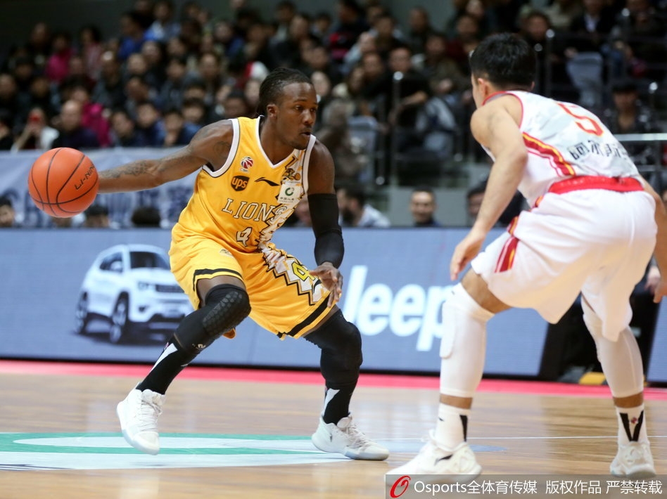 比赛结束后,广厦队的球员们面带微笑围在一起,胡金秋与福特森击掌相庆,背景是记分牌上125:91的最终比分,宣告了这场胜利的归属。