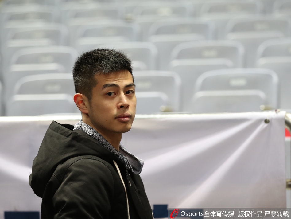 全队围在一起听教练部署时，方硕站在后排偷偷对着镜头比了个胜利手势，脸上挂着坏笑，严肃的队伍里混入了一个捣蛋鬼。