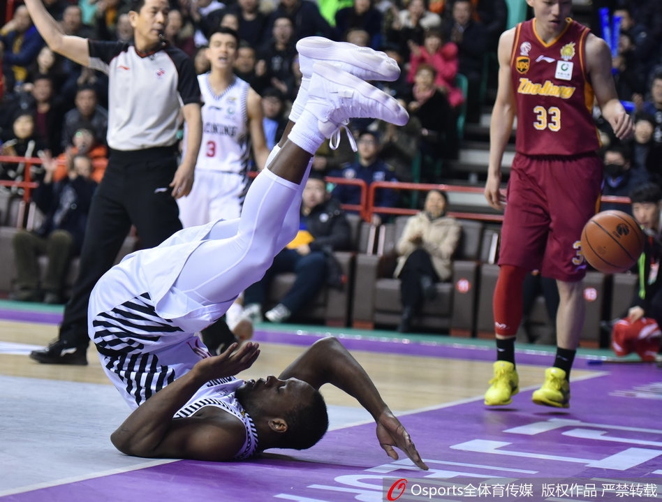 赵继伟如闪电般抢断成功后，面对空无一人的前场，他轻盈地将球抛向篮板，随后腾空而起完成自抛自抢的精彩上篮。