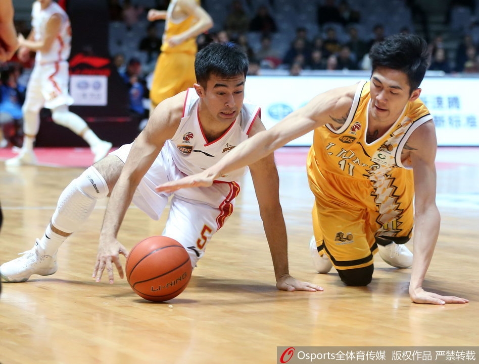 广厦队快攻尖兵孙铭徽如闪电般杀入八一队禁区,他巧妙地拉杆上篮,在空中划过一道优美的弧线,将球稳稳送入篮筐。