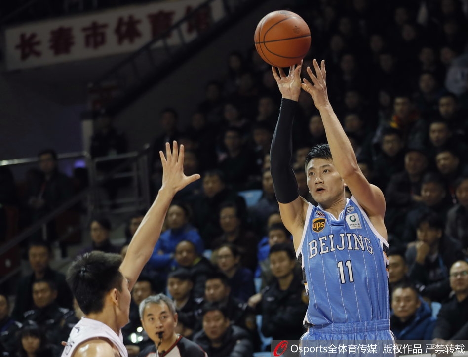 获胜后的吉林队员们围在一起激情庆祝，汗水与笑容交织在一起，这一刻的荣耀属于团结一心的东北虎全体将士。