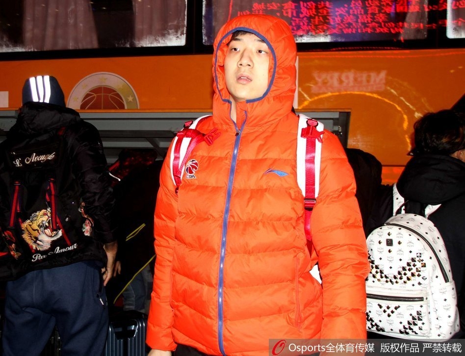 在球迷的层层簇拥下，广东队球员艰难前行，闪光灯此起彼伏照亮了他们坚毅的脸庞，这幅画面定格了CBA顶级对决前夕，赛场之外的另一种热烈交锋。