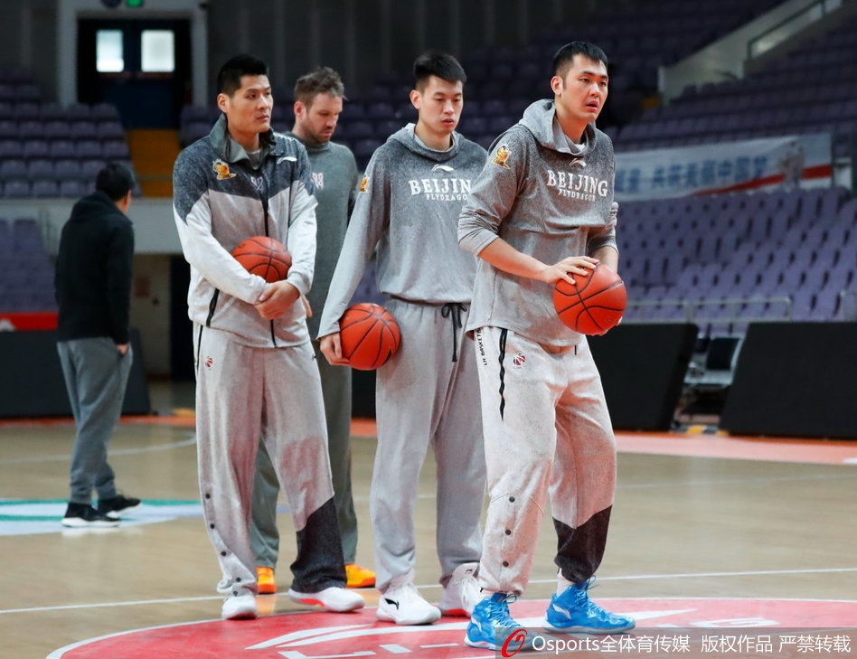 兰多夫与队友在篮下进行对抗练习，肌肉碰撞的声音仿佛隔着画面都能听见。