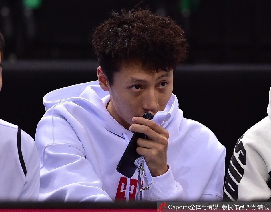 进球后的球员激情滑跪,草皮在他膝盖下划出长长的痕迹,他张开双臂仰天长啸,身后是偌大的球门和飞奔而来的庆祝队友。