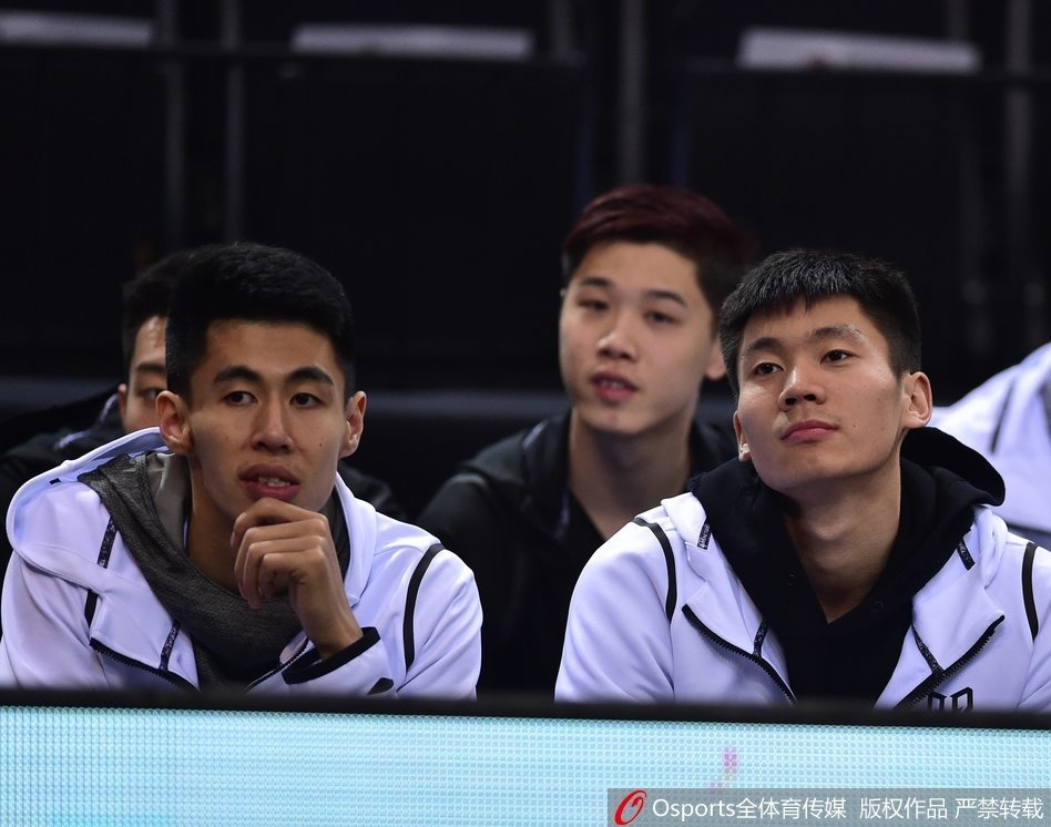 绿茵场上的门将飞身跃起,身体在空中完全舒展形成一道完美的弧线,指尖奋力触碰向飞速袭来的皮球,试图力保球门不失。