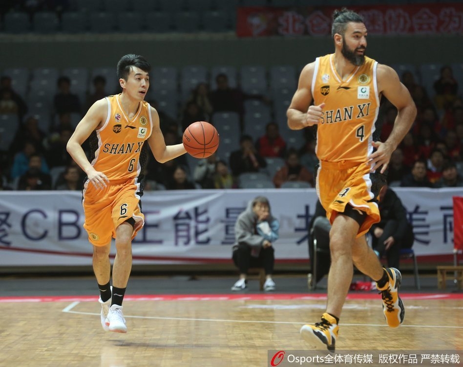 八一悍将付豪迎着防守强起上篮，眼神中透露出誓要撕裂山西防线的坚定杀气。